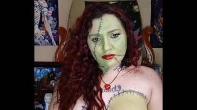 Mulher Frankenstein se masturbando